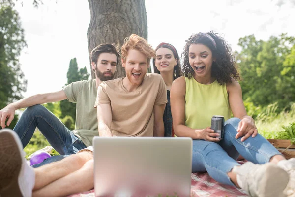 Jovens olhando para laptop na natureza — Fotografia de Stock