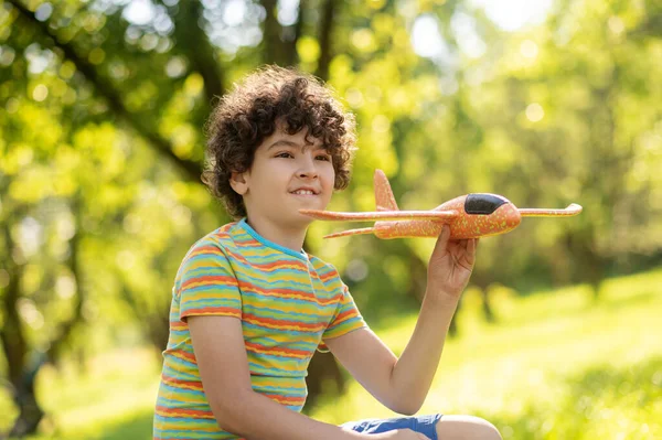 Soñando chico con juguete avión en la mano — Foto de Stock