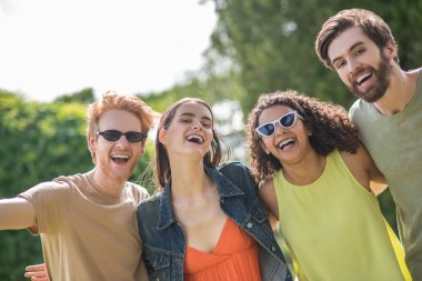 Doğada gülümseyen dört genç arkadaş