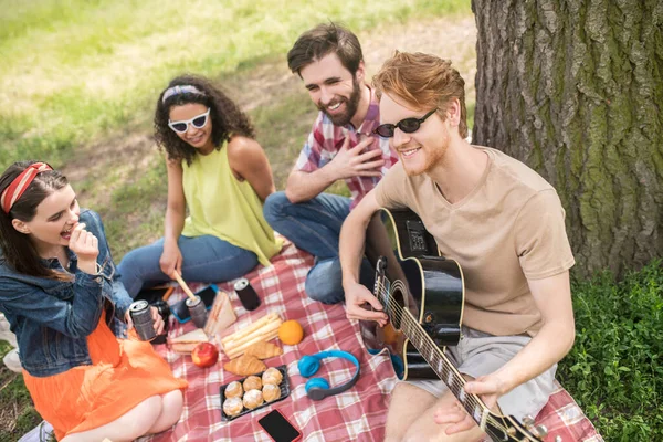 Les jeunes filles et les gars passent le week-end dans la nature — Photo