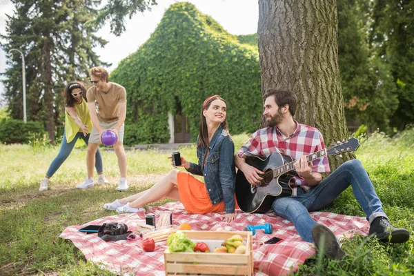 Guy et fille qui se regardent — Photo