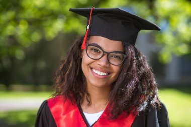 Akademik şapkalı güzel kız mezuniyetten dolayı mutlu.