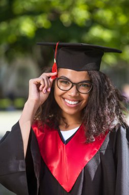 Akademik şapkalı güzel kız mezuniyetten dolayı mutlu.