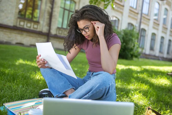 Bonito jovem de pele escura menina se preparando para exames no parque — Fotografia de Stock