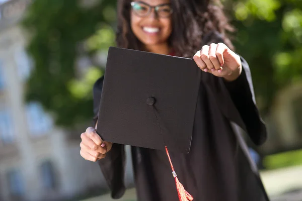 Donkerharige afgestudeerde voelt zich gelukkig en enthousiast over afstuderen — Stockfoto