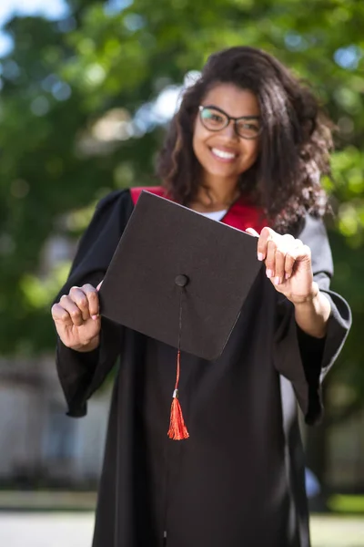 Diplômé aux cheveux bruns se sentant heureux et excité par l'obtention du diplôme — Photo