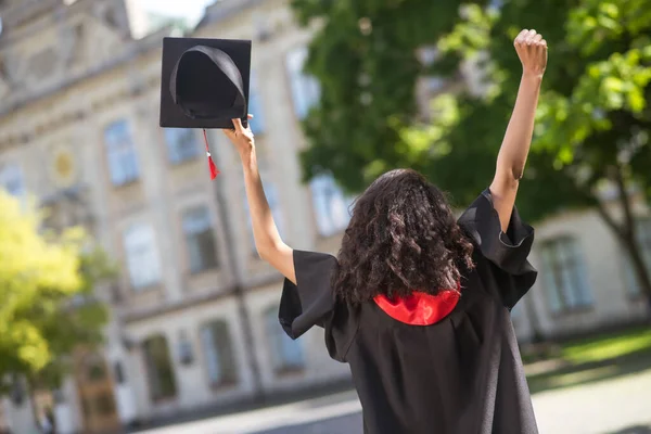 Mörkhårig student känner sig glad och upphetsad över examen — Stockfoto