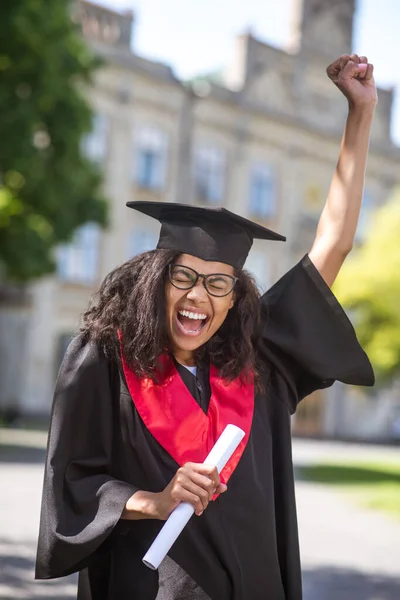 Uma estudante do sexo feminino se sentindo incrível sobre a graduação da faculdade — Fotografia de Stock