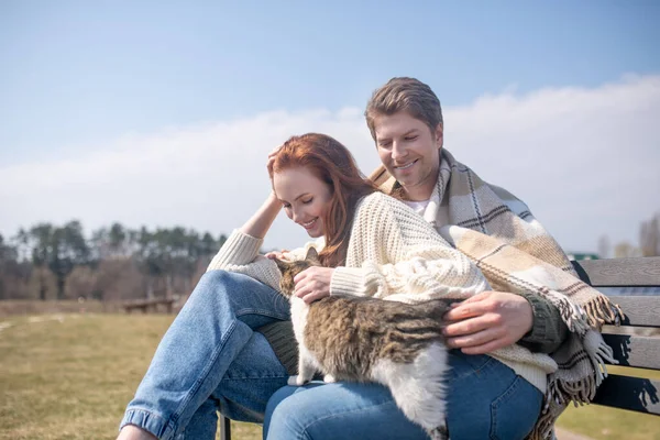 Férias ao ar livre homem e mulher com gato — Fotografia de Stock