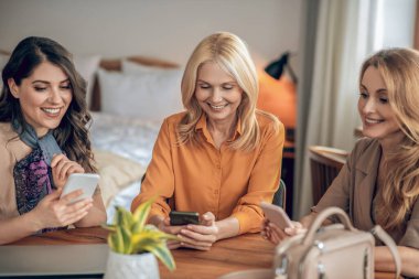 Gülümseyen kadınlar birlikte vakit geçiriyorlar ve harika hissediyorlar.