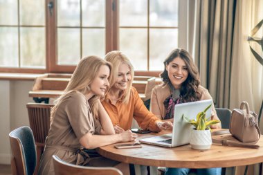 Bir grup kadın birlikte vakit geçiriyorlar ve heyecanlanıyorlar.