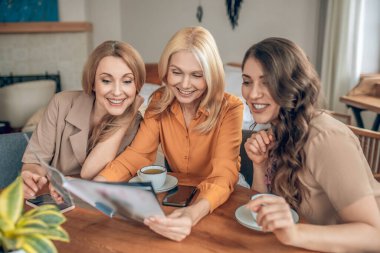 Bir grup kadın birlikte vakit geçiriyorlar ve heyecanlanıyorlar.