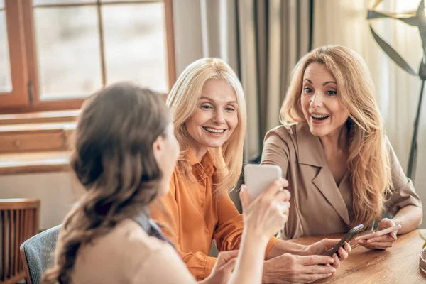 Skupina žen tráví čas spolu a cítí vzrušení — Stock fotografie