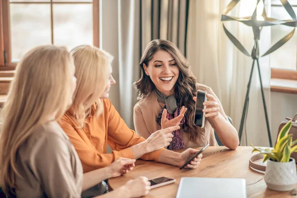 Gruppe von Frauen verbringt Zeit miteinander und ist aufgeregt — Stockfoto