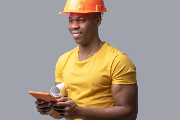 Ein dunkelhäutiger Bauingenieur in Schutzhemd sieht selbstbewusst aus — Stockfoto