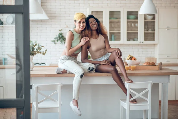 Two girlfriends in kitchen in cheerful mood — Foto Stock