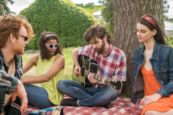 Romantische jongeren met gitaar in de natuur — Stockfoto