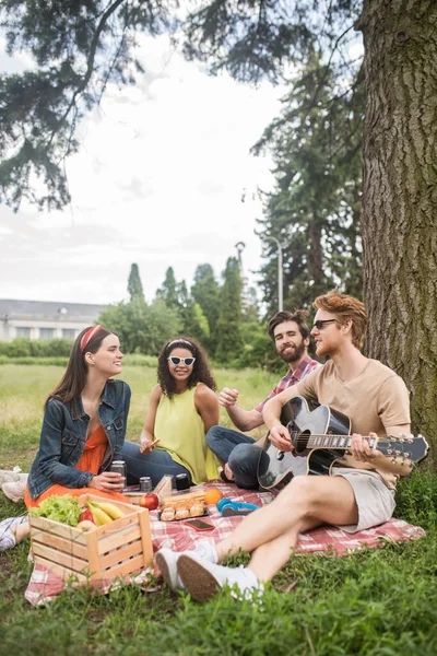 Ragazzo dai capelli rossi con chitarra e amici amichevoli — Foto Stock