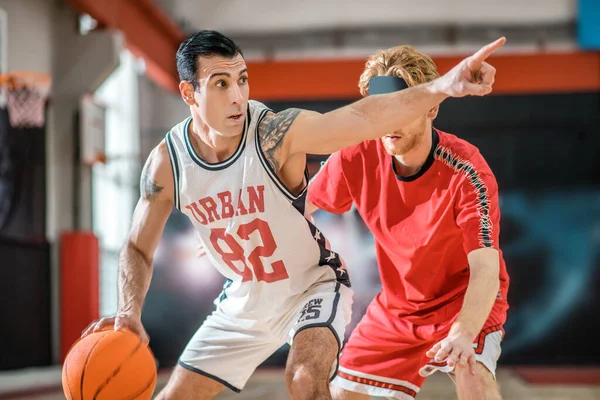 Two young men playing basketball and feeling excited — Stock Photo, Image