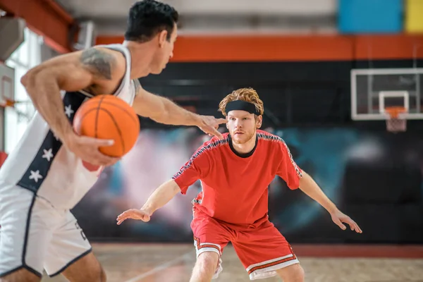 Två unga män som spelar basket och känner sig upphetsade — Stockfoto