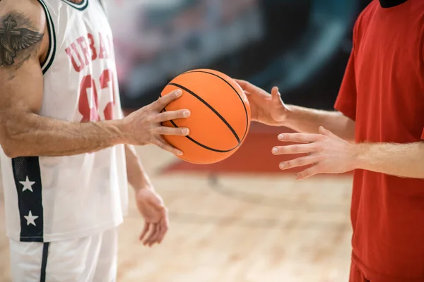 Two men in sportswear with a ball before the game — ストック写真