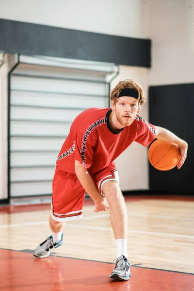 Ginger man in a red sportswear playing basketball — Foto de Stock