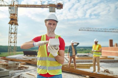 Pamuk eldivenli işçiler inşaat malzemelerinin kalitesini kontrol ediyorlar
