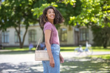 Gülümseyen, mutlu ve neşeli bir kız.