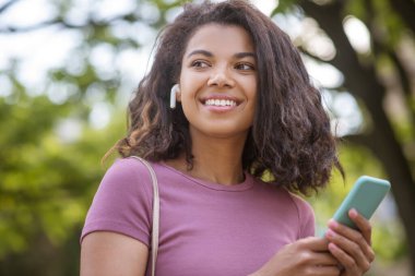 Gülümseyen koyu tenli kız mutlu ve mutlu görünüyor