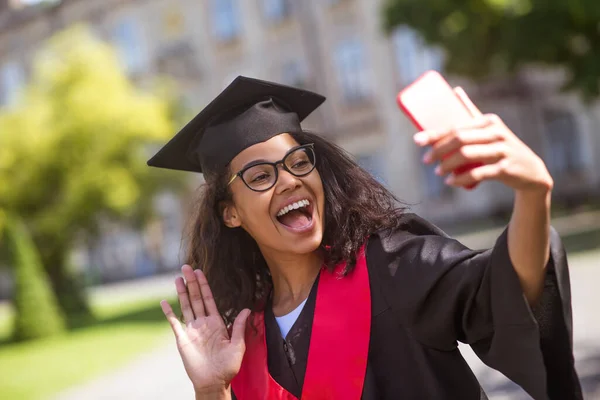 若いです大学院生感じ幸せと興奮上のビデオ通話 — ストック写真