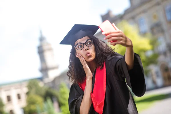 若いです大学院生感じ幸せと興奮上のビデオ通話 — ストック写真