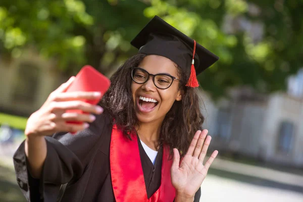 若いです大学院生感じ幸せと興奮上のビデオ通話 — ストック写真