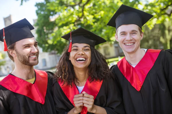 Um grupo de graduados parecendo feliz e animado — Fotografia de Stock