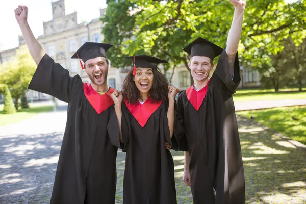 Um grupo de graduados parecendo feliz e animado — Fotografia de Stock