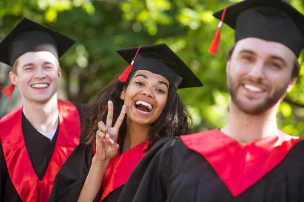 Eine Gruppe von Absolventen fühlt sich glücklich und aufgeregt — Stockfoto