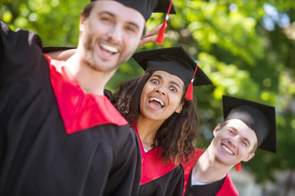 Eine Gruppe von Absolventen fühlt sich glücklich und aufgeregt — Stockfoto