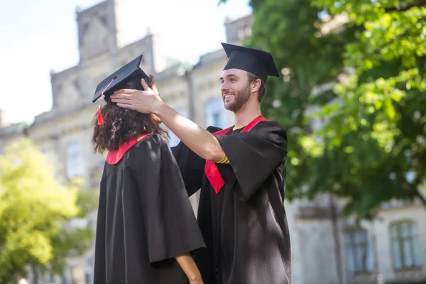 Dos graduados se sienten emocionados después de la graduación y se ven felices — Foto de Stock