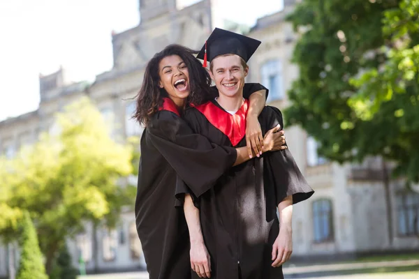 College studenter som har en stor dag av examen — Stockfoto