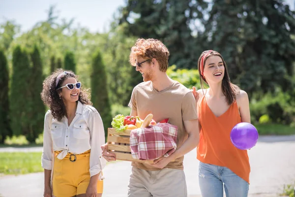 Trois jeunes en pique-nique d'été — Photo