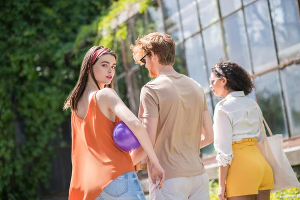 公園を歩く3人の若者の風景 — ストック写真