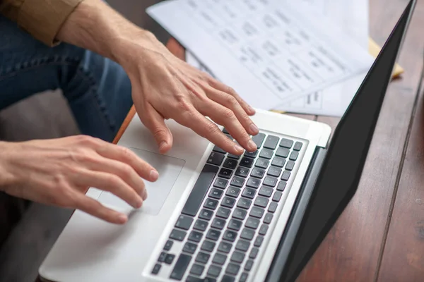 Mani maschili sopra tastiera del computer portatile scrittura — Foto Stock