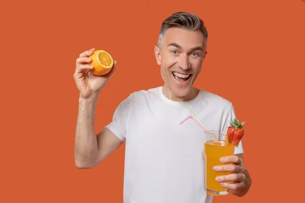 Entzückter Mann mit Glas Fruchtsaft — Stockfoto