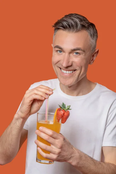 Vrolijke man met een glas helder sap — Stockfoto