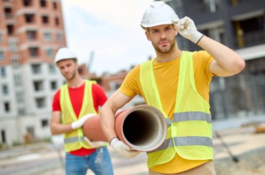 İnşaat alanında çalışan iki Kafkas yükleyicisi.