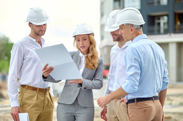 Concentrated woman inspector carrying out the building site inspection — Stock Photo, Image