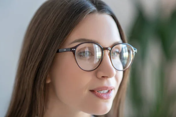 Headshot de mulher de cabelos longos em óculos que parecem positivos — Fotografia de Stock