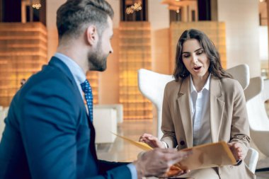 İş ortakları projeyi tartışıyor ve ilgili görünüyor