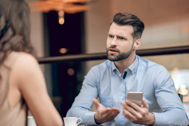 Erkek ve kadın görücü usulü buluşuyorlar ve hayal kırıklığına uğramış görünüyorlar.