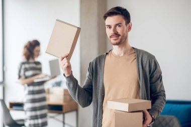 Nakliyeye hazırlanan paketlenmiş malları gösteren bir internet işçisi