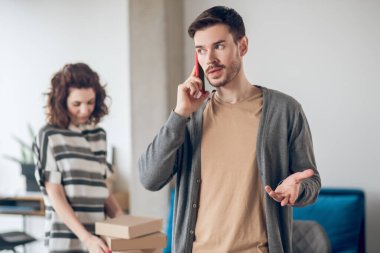 Çalışan iki internet mağazası çalışanı